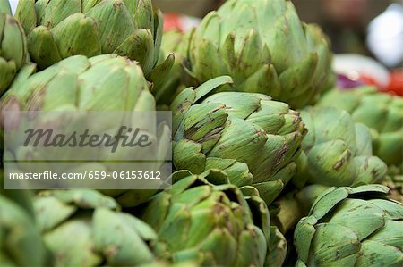 Artichauts sur un étal de marché