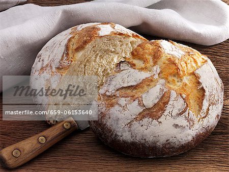 Buttermilch-Brot in Scheiben in der Mitte