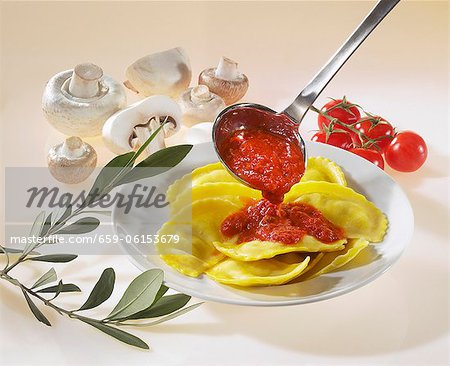Raviolis à la Sauce tomate dans la plaque noire Raviolis à la Sauce tomate dans la plaque noire