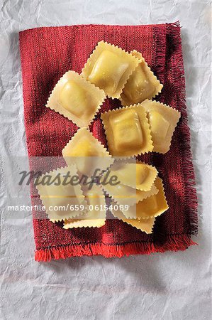 Ravioli sur un tissu rouge