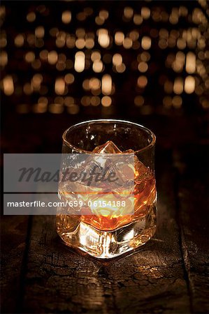 Verre de Scotch sur la glace