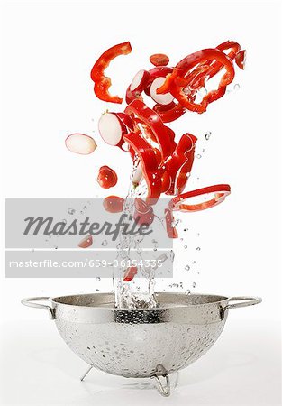 Poivrons, des tomates et des radis, lavés dans une passoire Poivrons, des tomates et des radis, lavés dans une passoire