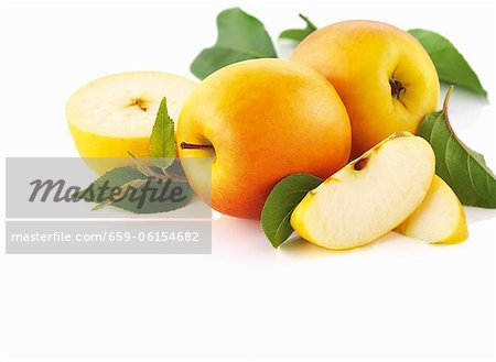 Gelbe Äpfel, ganze und geschnittene