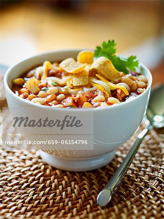 Chilli with white beans and tortilla strips