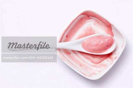 Les restes de framboises crème glacée dans un bol avec une cuillère de sale Les restes de framboises crème glacée dans un bol avec une cuillère de sale