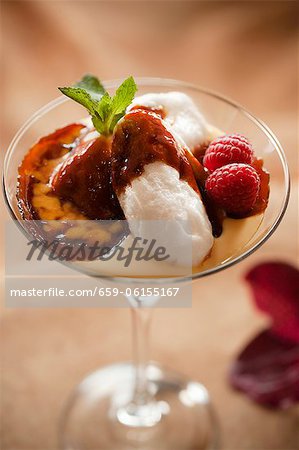 Crème Caramel dans un verre à Martini avec framboises fraîches