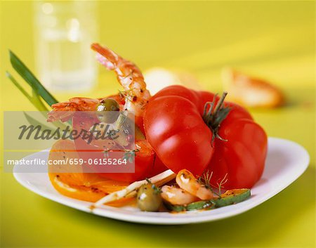 Tomaten gefüllt mit Garnelen, Avocado und Oliven