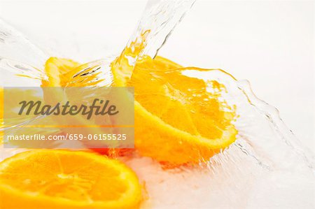 Orange Scheiben mit Wasser