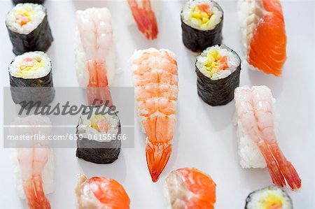 Différents types de sushi nigiri et maki
