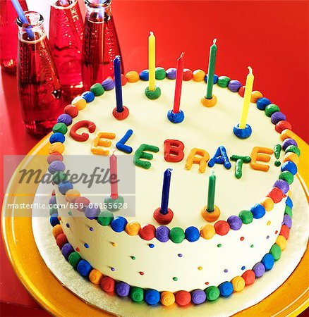 Gâteau de fête colorée avec des bougies