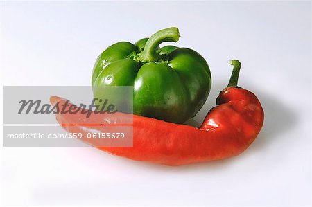Un poivron vert et un rouge piment