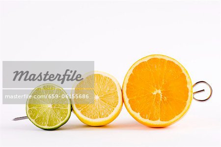 Halben Limette, einer halben Zitrone und Orange auf einem Spieß