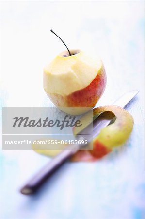 Eine halb geschälte Apfel mit einem Messer