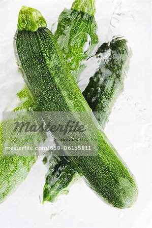 Trois courgettes dans l'eau