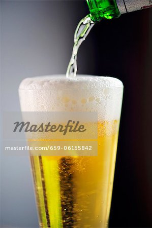 Bier in ein Glas gegossen