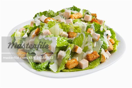 Salat mit Römersalat, Schinken und Croutons; Cremigen Dressing