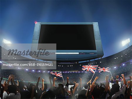Spectateurs agitant le drapeau britannique dans le stade, écran