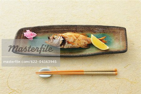 Fisch auf Tablett mit Ess-Stäbchen