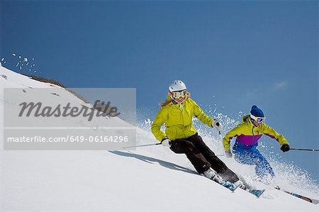 Ausrollen auf schneebedeckten Hang Skifahrer
