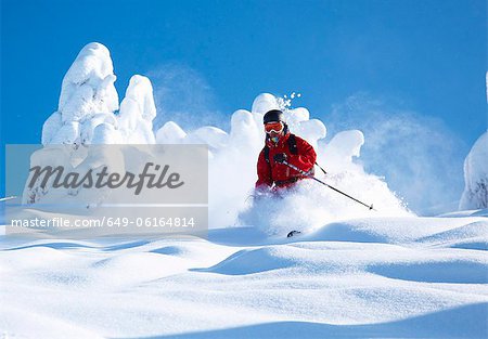 Ausrollen auf schneebedeckten Hang Skifahrer