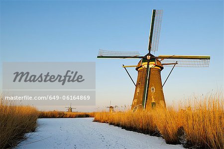 Windmühle in ländlichen Umgebung am Fluss