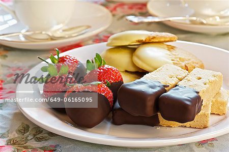 Teller mit getauchtem Schokoladendesserts