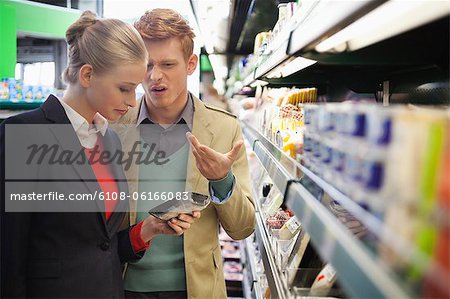 Paar in einem Supermarkt einkaufen