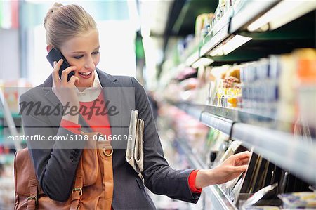 Femme dans un supermarché de parler sur un téléphone mobile