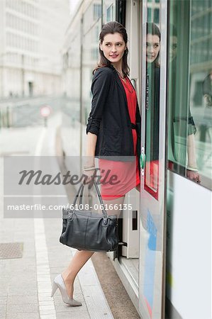 Femme à monter dans un autobus