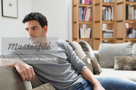 Homme au repos sur un canapé