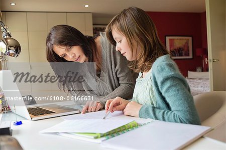 Mädchen mit ihrer Mutter zu Hause studieren