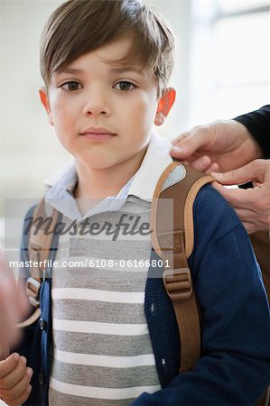 Portrait d'un écolier avec cartable
