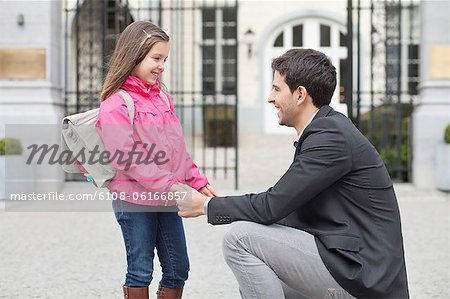 Homme parle à sa fille