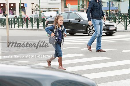 Écolière en traversant la rue