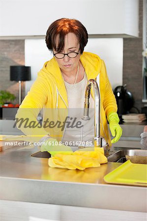 Ältere Frau Reinigung Küche Arbeitsplatte