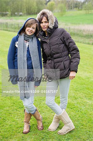 Femme avec sa fille debout dans un champ