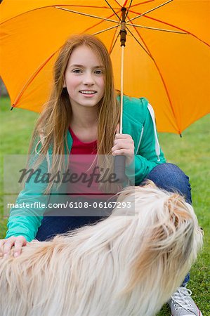 Portrait eines Mädchens, verwöhnen ihren Hund