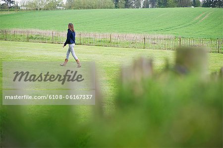 Fille se promener dans un champ