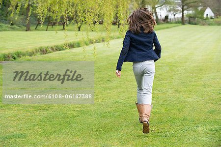 Mädchen läuft in einem Feld