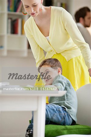 Frau mit ihrem Sohn bei einem Esstisch