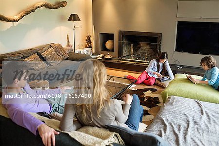 Famille dans une salle de séjour