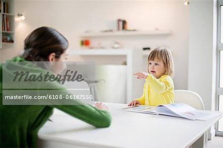 Femme, sa fille à la maison d'enseignement