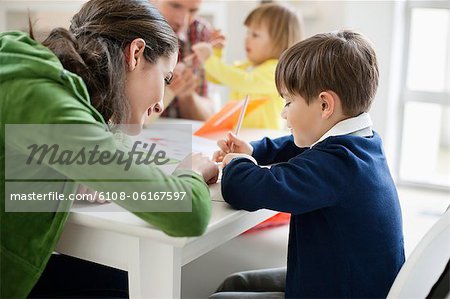 Couple enseigner leurs enfants à la maison