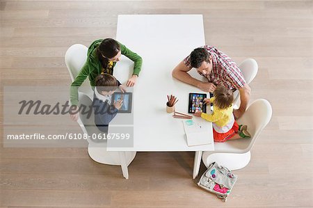 High Angle View of paar unterrichten ihre Kinder