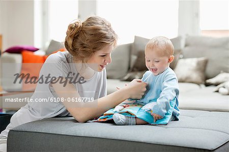 Femme enseigner sa fille avec un livre d'images