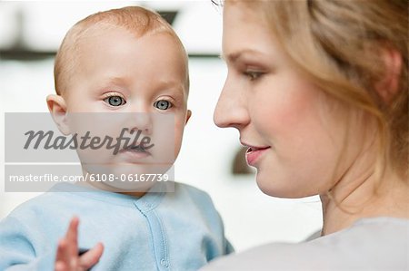 Gros plan d'une femme avec sa petite fille