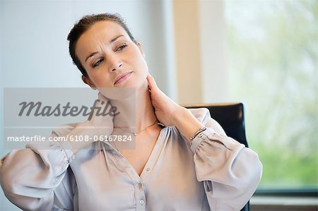 Nahaufnahme der geschäftsfrau leiden neckache Nahaufnahme der geschäftsfrau leiden neckache