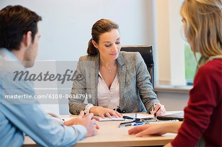 Geschäftliche Exekutive diskutieren mit ihren Kunden Geschäftliche Exekutive diskutieren mit ihren Kunden