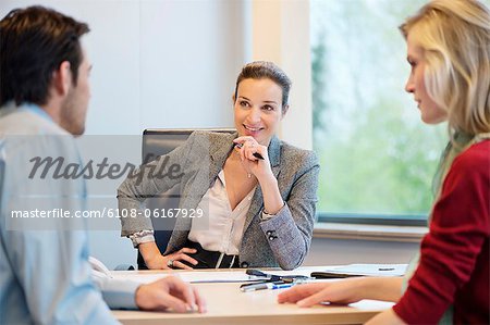 Geschäftliche Exekutive diskutieren mit ihren Kunden Geschäftliche Exekutive diskutieren mit ihren Kunden