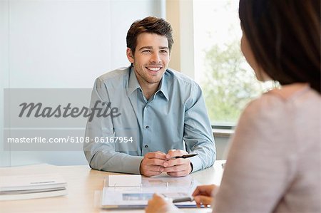 Geschäftliche Exekutive diskutiert mit seinem Klienten